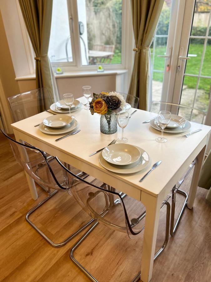 Lovely Garden Apartment In Wimbledon Town Centre With Private Parking By Wimbledon Holiday Lets Λονδίνο Εξωτερικό φωτογραφία