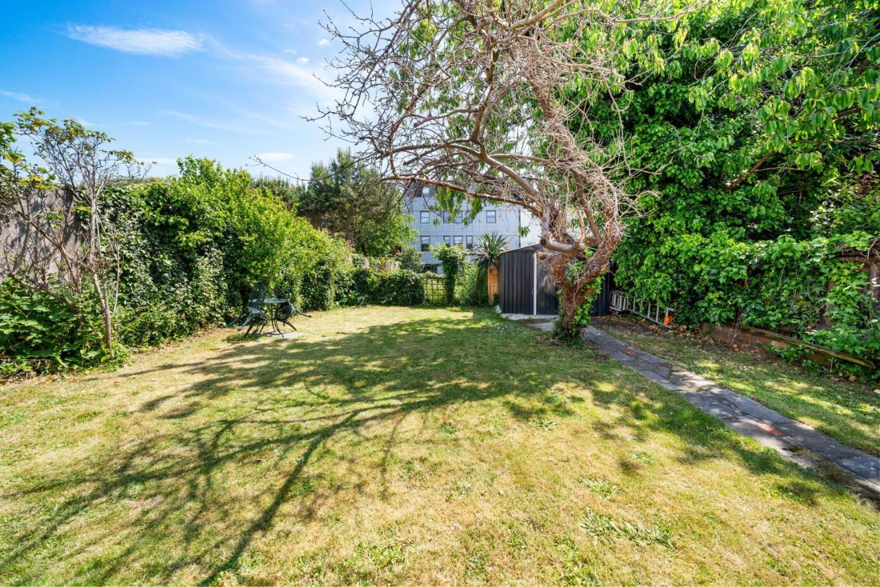 Lovely Garden Apartment In Wimbledon Town Centre With Private Parking By Wimbledon Holiday Lets Λονδίνο Εξωτερικό φωτογραφία