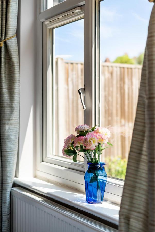 Lovely Garden Apartment In Wimbledon Town Centre With Private Parking By Wimbledon Holiday Lets Λονδίνο Εξωτερικό φωτογραφία