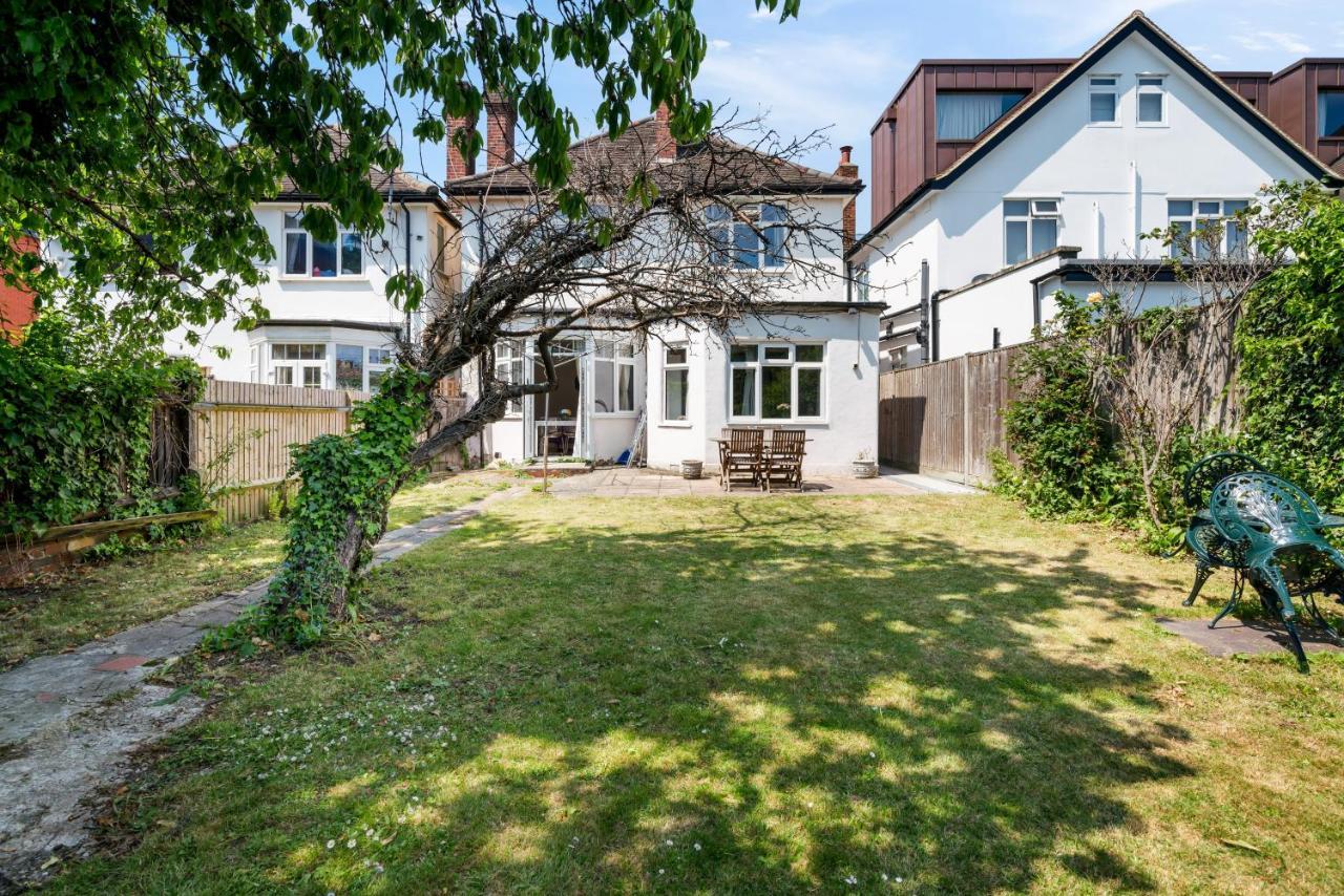 Lovely Garden Apartment In Wimbledon Town Centre With Private Parking By Wimbledon Holiday Lets Λονδίνο Εξωτερικό φωτογραφία