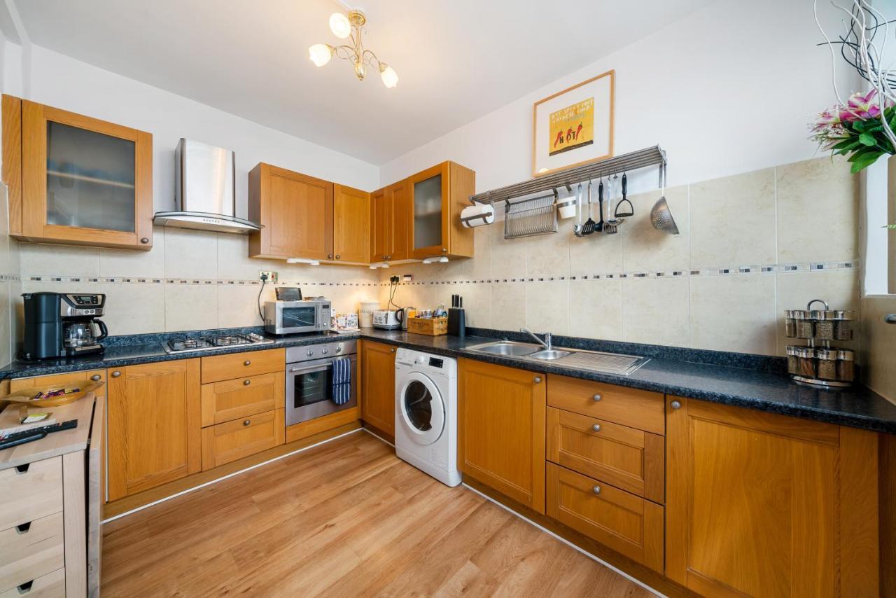 Lovely Garden Apartment In Wimbledon Town Centre With Private Parking By Wimbledon Holiday Lets Λονδίνο Εξωτερικό φωτογραφία