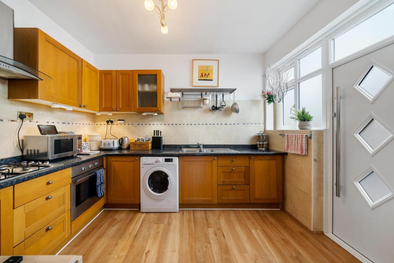 Lovely Garden Apartment In Wimbledon Town Centre With Private Parking By Wimbledon Holiday Lets Λονδίνο Εξωτερικό φωτογραφία