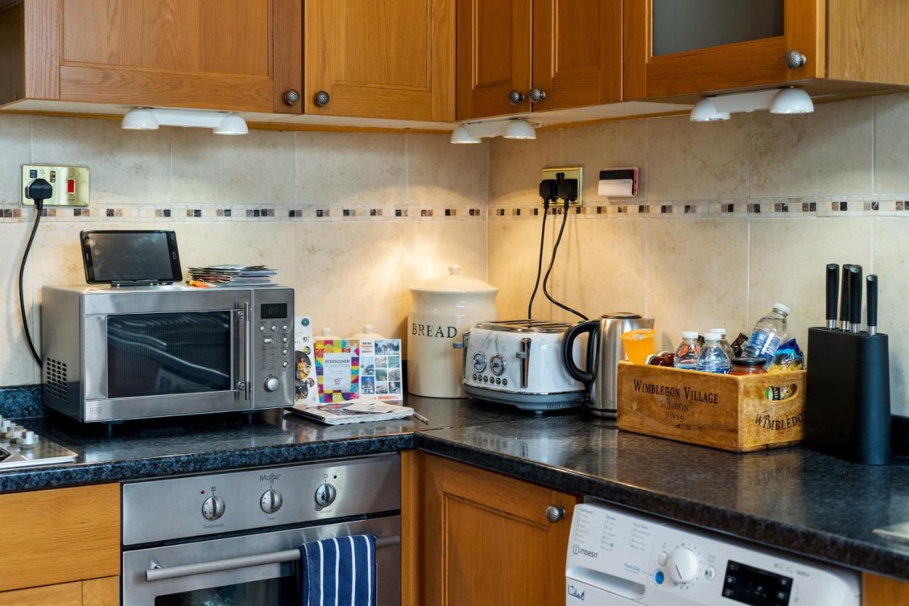Lovely Garden Apartment In Wimbledon Town Centre With Private Parking By Wimbledon Holiday Lets Λονδίνο Εξωτερικό φωτογραφία