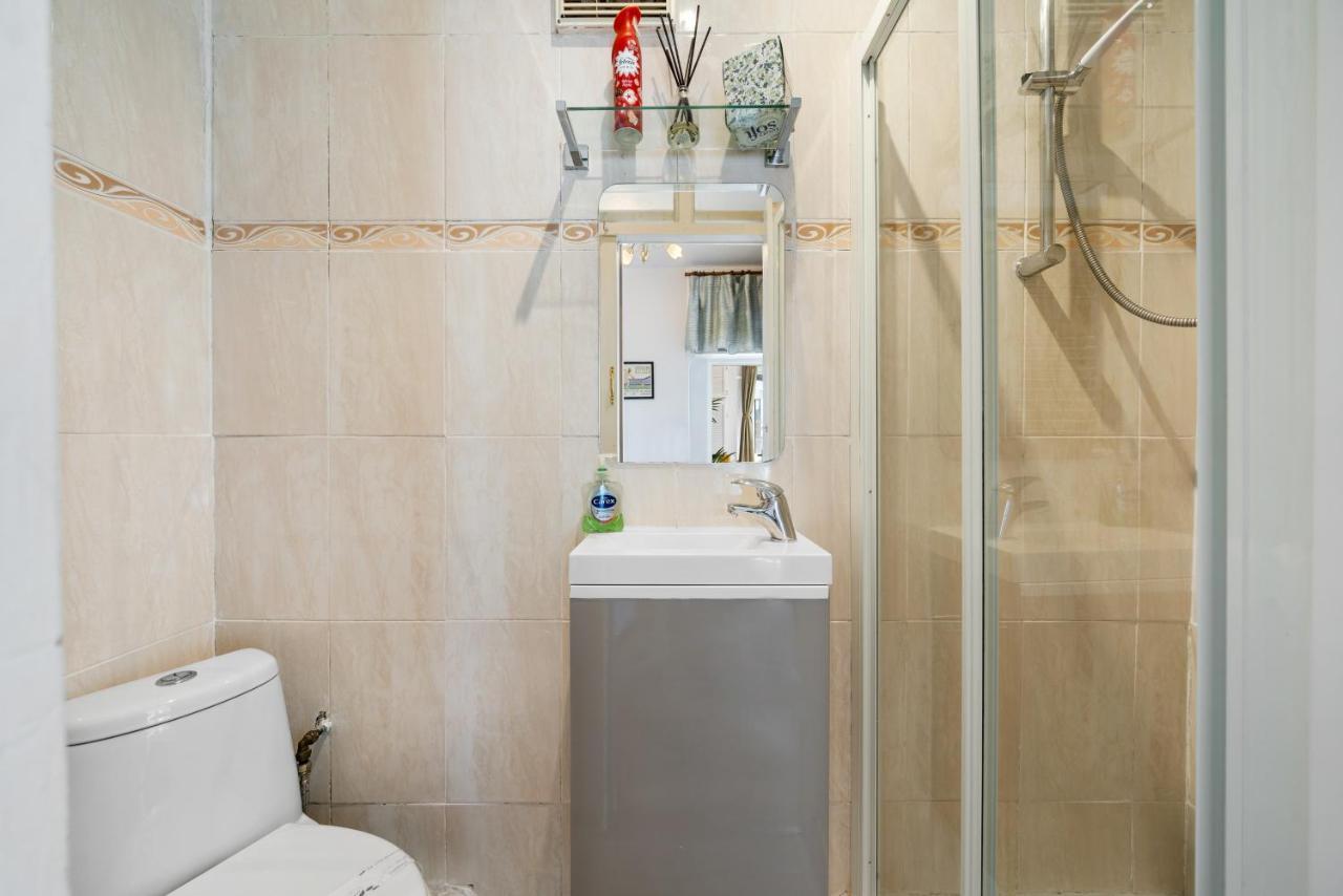 Lovely Garden Apartment In Wimbledon Town Centre With Private Parking By Wimbledon Holiday Lets Λονδίνο Εξωτερικό φωτογραφία