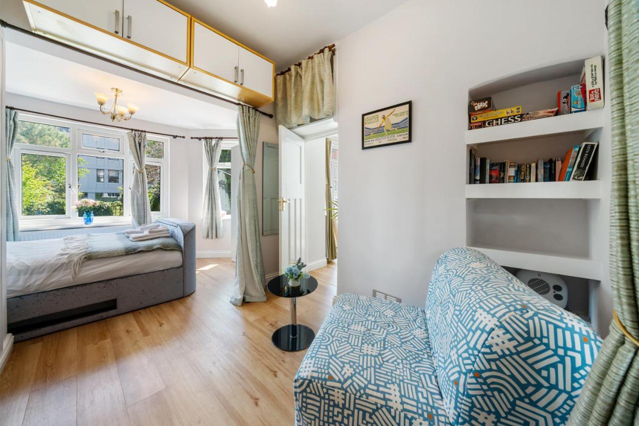 Lovely Garden Apartment In Wimbledon Town Centre With Private Parking By Wimbledon Holiday Lets Λονδίνο Εξωτερικό φωτογραφία
