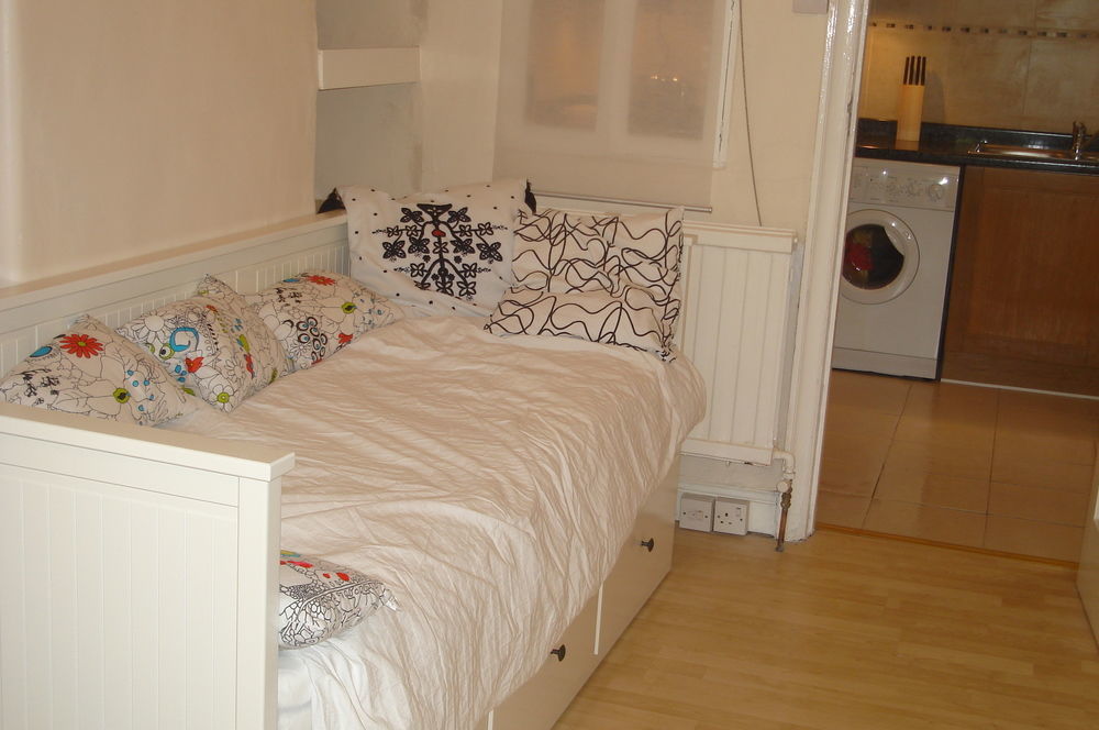 Lovely Garden Apartment In Wimbledon Town Centre With Private Parking By Wimbledon Holiday Lets Λονδίνο Εξωτερικό φωτογραφία