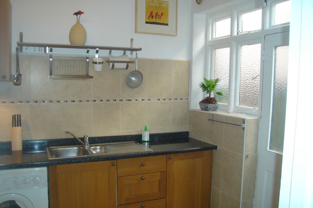 Lovely Garden Apartment In Wimbledon Town Centre With Private Parking By Wimbledon Holiday Lets Λονδίνο Εξωτερικό φωτογραφία
