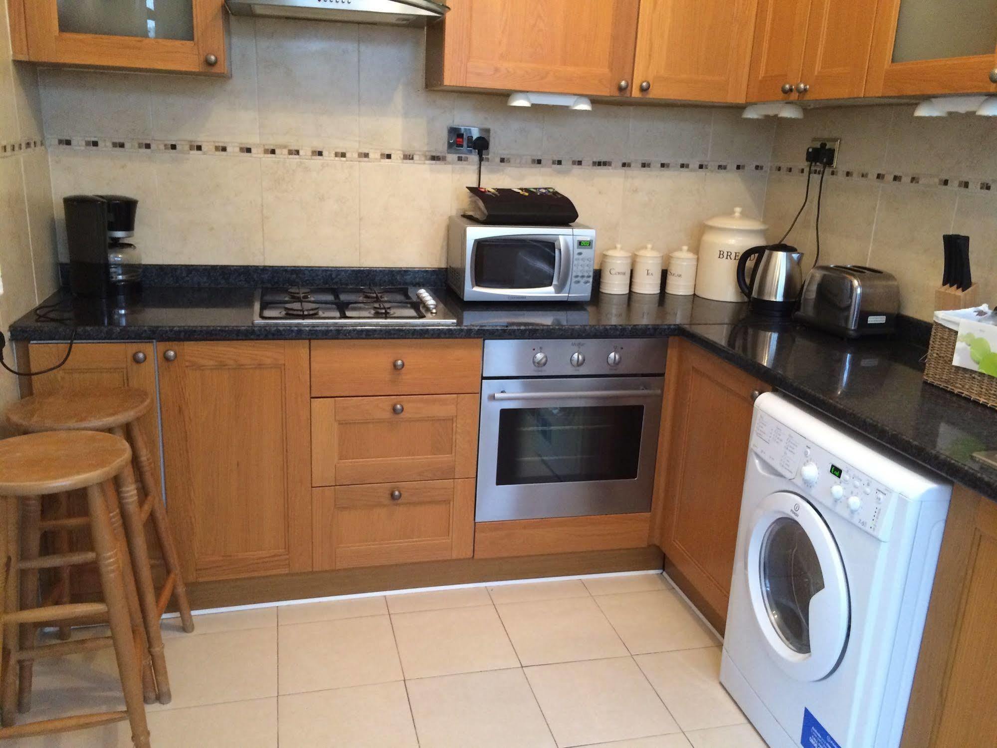 Lovely Garden Apartment In Wimbledon Town Centre With Private Parking By Wimbledon Holiday Lets Λονδίνο Εξωτερικό φωτογραφία