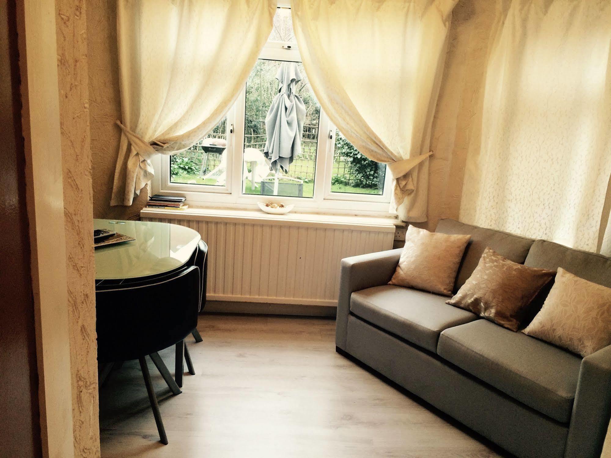 Lovely Garden Apartment In Wimbledon Town Centre With Private Parking By Wimbledon Holiday Lets Λονδίνο Εξωτερικό φωτογραφία