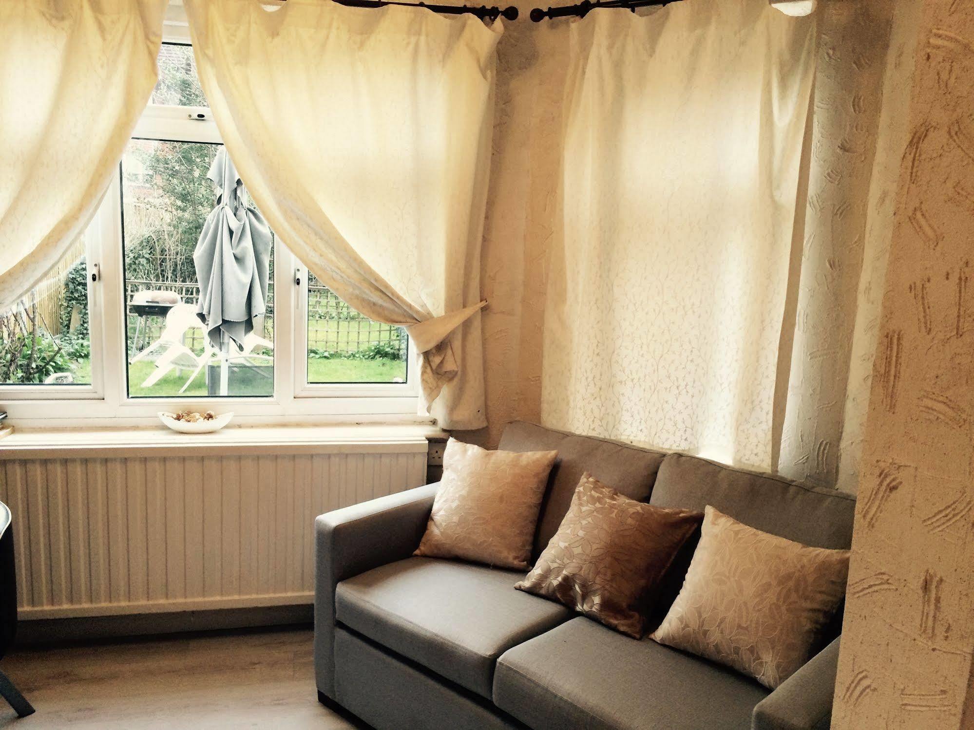 Lovely Garden Apartment In Wimbledon Town Centre With Private Parking By Wimbledon Holiday Lets Λονδίνο Εξωτερικό φωτογραφία