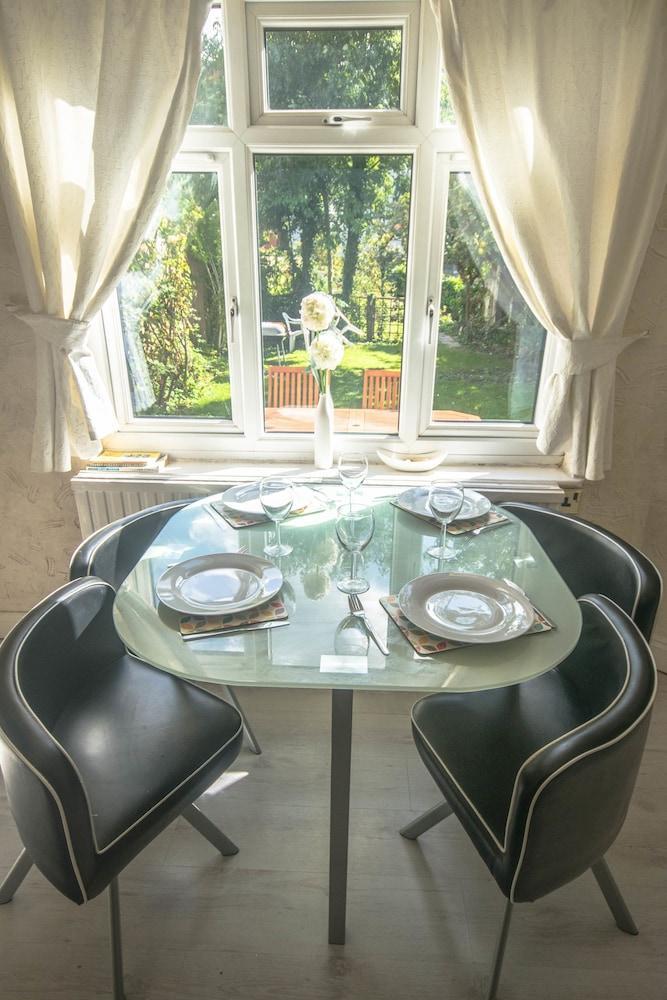 Lovely Garden Apartment In Wimbledon Town Centre With Private Parking By Wimbledon Holiday Lets Λονδίνο Εξωτερικό φωτογραφία