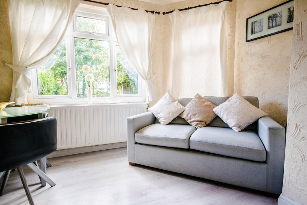 Lovely Garden Apartment In Wimbledon Town Centre With Private Parking By Wimbledon Holiday Lets Λονδίνο Εξωτερικό φωτογραφία
